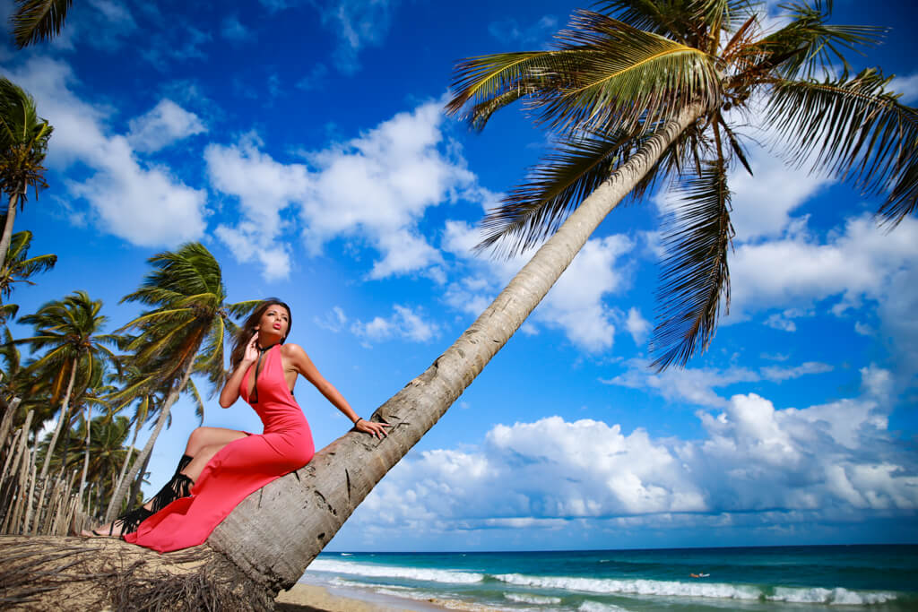 Девушка И Пальмы Отдыхают На Пляже Пуэрто-Рико